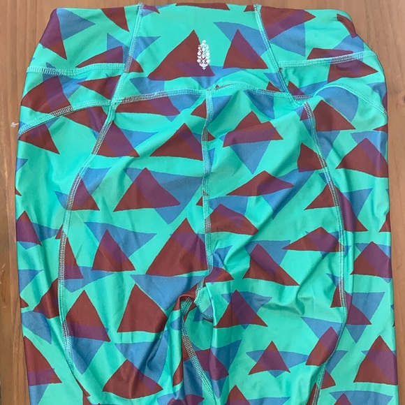 Free People Movement NWOT Make Way Printed Rasher Leggings in Size M ๐๐โโ๏ธ๐ฅ - Picture 5 of 9